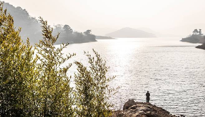 '코티지683' 마당 한쪽엔 옥정호 전망 공간이 숨어 있다. 시인은 "윤슬이 반짝이고, 노을이 더해질 때가 특히 아름답다"고 했다. / 이신영 영상미디어 기자