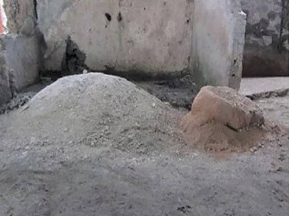 폼페이 유적지에서 발굴된 당시 콘크리트 원재료 더미. 생석회와 화산재를 건조된 상태에서 섞어 만들었다. /네이처 커뮤니케이션