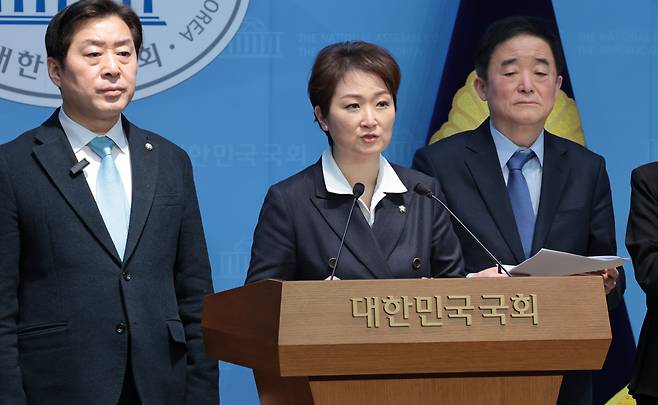 더불어민주당 이언주(가운데), 황명선(왼쪽), 강득구 최고위원이 23일 서울 여의도 국회 소통관에서 정청래 대표의 일방적인 조국혁신당과의 합당 제안과 관련해 규탄 및 사과를 촉구하는 기자회견을 하고 있다. /남강호 기자