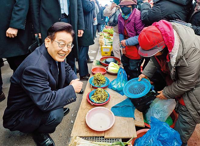울산 전통시장서 장보는 李대통령 이재명 대통령이 23일 울산 울주군 남창옹기종기시장을 방문해 상인과 대화하며 활짝 웃고 있다. 이 대통령은 ‘울산의 마음을 듣다’ 타운홀미팅에 앞서 5일장 형태 전통시장을 찾아 점심 식사를 하고 온누리 상품권으로 먹거리를 샀다./청와대
