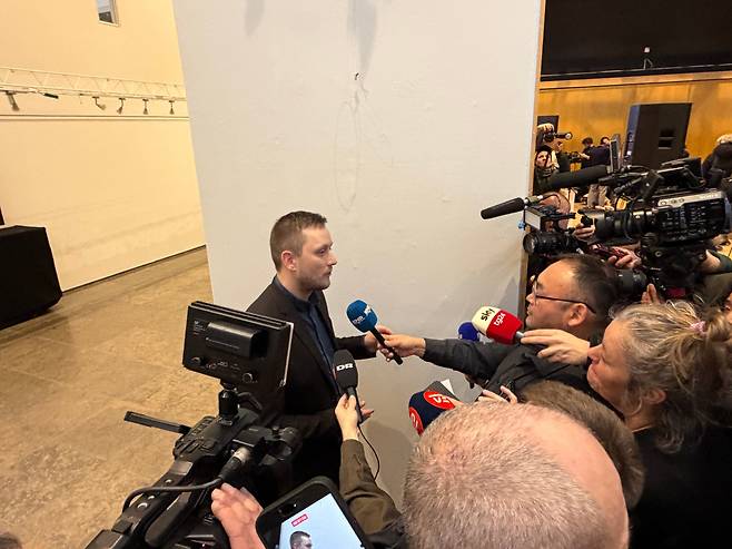 22일 오후 2시 그린란드 수도 누크의 복합공연장인 카투악 문화센터에서 옌스프레데리크 닐센(35) 그린란드 자치정부 수반의 기자회견을 하고 있다/ 원선우 특파원