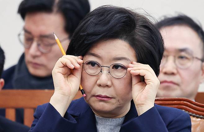 이혜훈 기획예산처 장관 후보자가 23일 국회 재정경제기획위원회 전체회의에서 열린 인사청문회에서 안경을 고쳐쓰고 있다. /남강호 기자