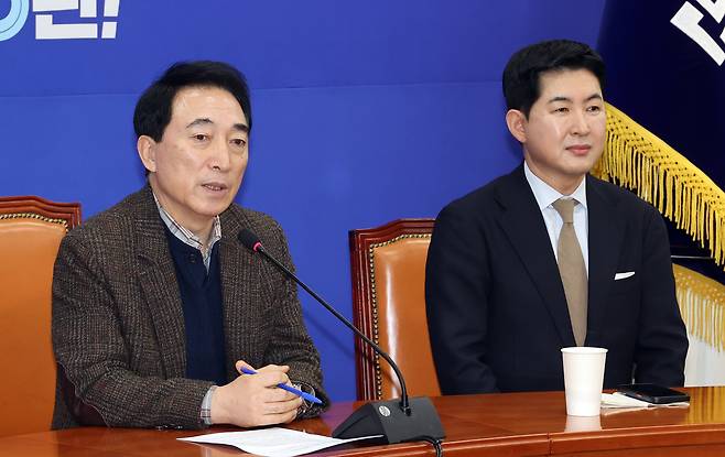 더불어민주당 박수현 수석대변인이 18일 국회에서 현안 관련 기자 간담회를 열고 있다. 오른쪽은 박창진 부대변인. /연합뉴스