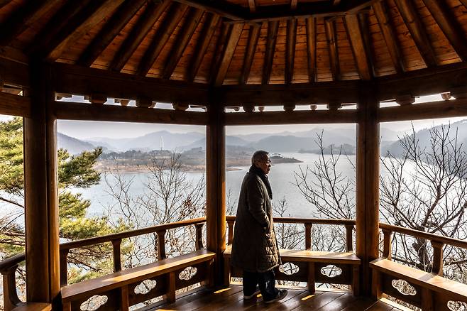 옥정호 '물안개길' 중 '구름바위길' 부근에 있는 정자에선 옥정호와 붕어섬 일대가 파노라마 전망으로 펼쳐진다. 주변으로 소나무가 군락을 이루고 있어 겨울에도 운치가 좋다. / 이신영 영상미디어 기자