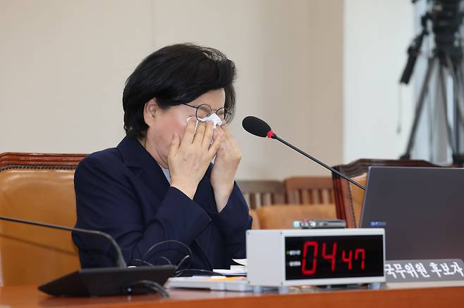 이혜훈 기획예산처 장관 후보자가 23일 서울 여의도 국회에서 열린 제431회국회(임시회) 재정경제기획위원회 인사청문회에 출석해 의원 질의에 답변 중 휴지로 얼굴을 닦고 있다. 2026.01.23 /남강호 기자