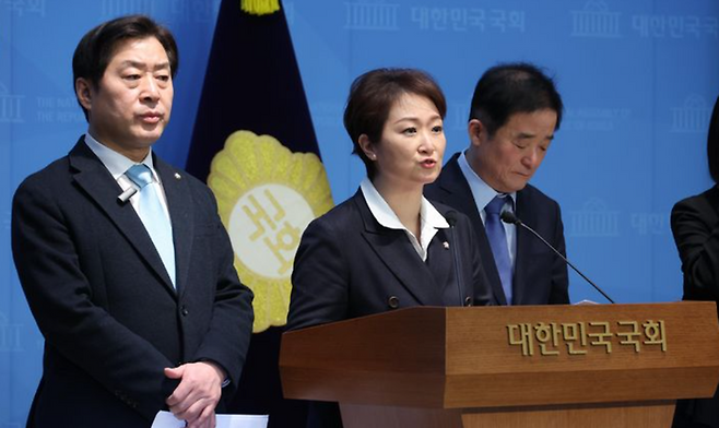 이언주 더불어민주당 최고위원이 23일 오후 서울 여의도 국회 소통관에서 열린 '정청래 대표의 조국혁신당 합당 제안 발표' 관련 입장 발표 기자회견에서 발언을 하고 있다. 왼쪽부터 황명선, 이언주, 강득구 최고위원 ⓒ뉴시스