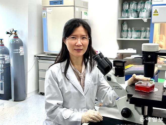 백은정 아트블러드 대표이사(한양대병원 진단검사의학과 교수)가 13일 서울 서초구 연구소에서 한창 성장 중인 적혈구가 담긴 용기를 가리키며 세포주 기반 인공 적혈구 생산 기술을 설명하고 있다. 허진석 기자 jameshur@donga.com