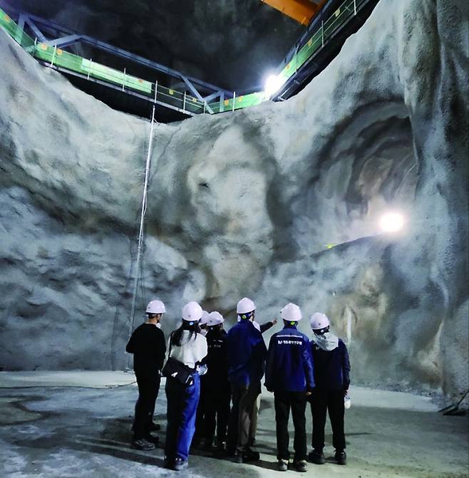 2024년 1월 24일, 과학동아와 기초과학연구원(IBS)이 함께 개최한 ‘IBS 예미랩 과학동아 랩투어’ 현장. 참가한 과학동아 독자들이 지하 1000m에 있는 연구시설을 돌아보고 있다. 과학동아 제공