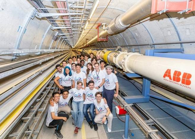 유럽핵입자물리연구소(CERN)는 세계 최대의 입자물리학 연구 시설로 꼽힌다. CERN은 매년 전 세계의 고등학생들을 초청해 함께 실험하고 강연을 듣는 ‘학교를 위한 빔라인(A Beamline for Schools)’ 프로그램을 진행한다. 과학동아 제공