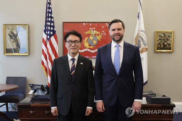 김민석(왼쪽) 국무총리가 23일(현지시간) 미국 워싱턴DC 백악관에서 JD 밴스 부통령과 기념 촬영을 하고 있다. 총리실 제공/연합뉴스