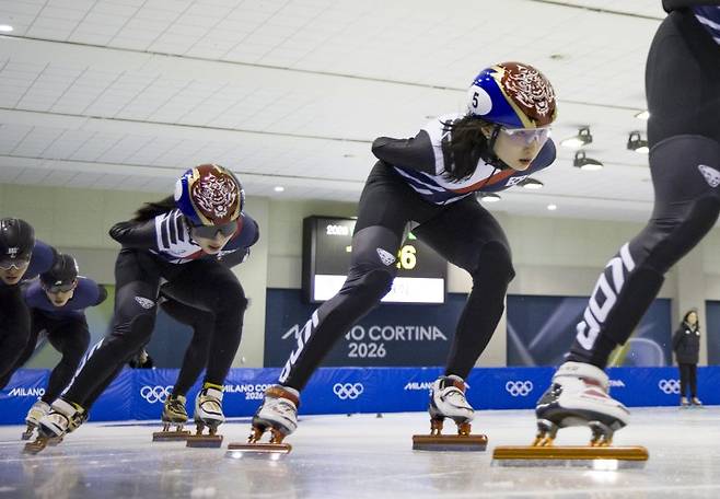 쇼트트랙 최민정과 김길리를 비롯한 선수들이 7일 충북 진천 국가대표선수촌에서 열린 밀라노코르티나 동계올림픽 D-30 미디어데이에서 훈련을 하고 있다.뉴시스