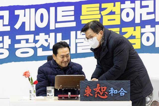 더불어민주당의 통일교 및 공천뇌물 특검 수용을 촉구하며 5일째 단식을 이어가고 있는 장동혁 국민의힘 대표가 19일 서울 여의도 국회 로텐더홀에서 황교안 전 국무총리와 대화하고 있다. 뉴스1