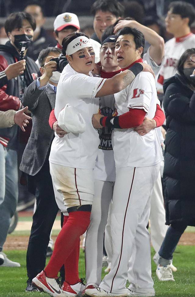 추신수(왼쪽부터)와 최지훈, 김강민이 2022년 11월 8일 인천 SSG랜더스필드에서 열린 2022 KBO리그 한국시리즈 6차전 키움과의 맞대결에서 승리해 한국시리즈 우승을 차지한 뒤 눈물을 흘리며 기쁨을 나누고 있다. 뉴시스