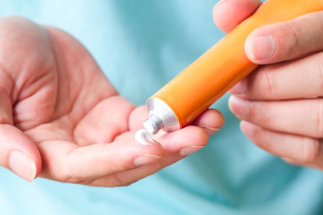 의사의 처방에 따라 스테로이드 연고를 사용하면 안전하게 피부 염증을 줄일 수 있다. /게티이미지뱅크