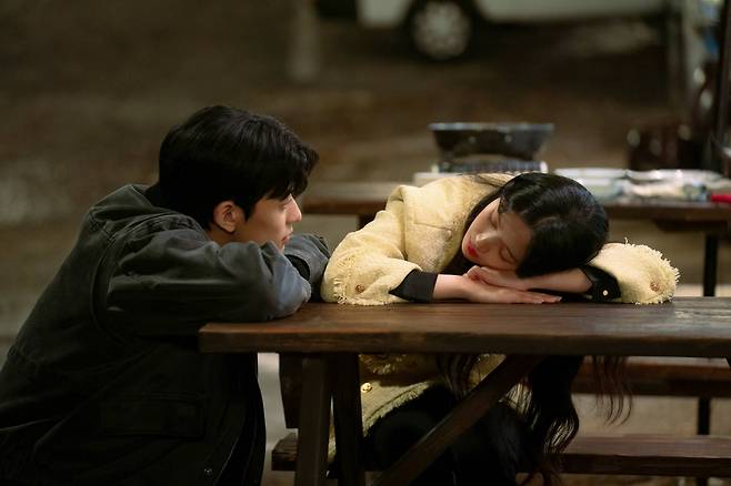 ‘오인간’ 김혜윤-로몬 미묘한 기류 포착…혐관→설렘 모드 장착