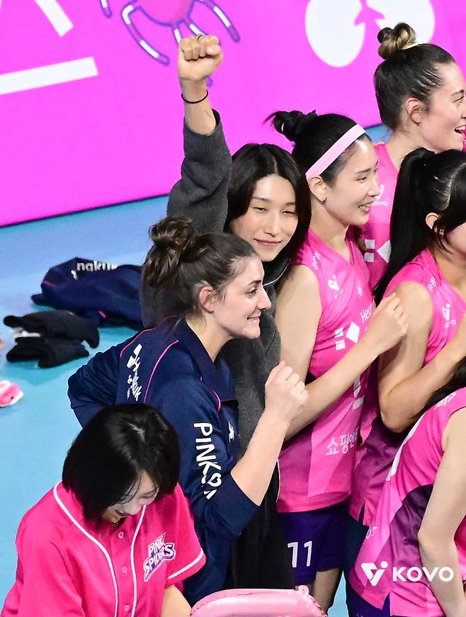 김연경이 23일 GS칼텍스전 승리 후 선수들과 기념촬영을 하고 있다.&nbsp;