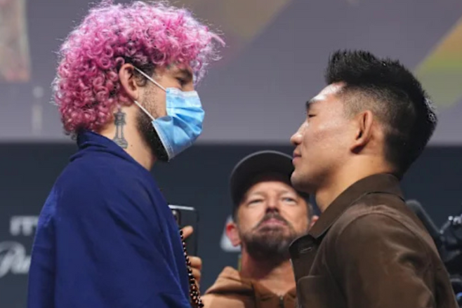 UFC 324 페이스오프 당시 마스크를 쓰고 중국 송야동(오른쪽)을 마주한 션 오말리. 사진=로우킥MMA