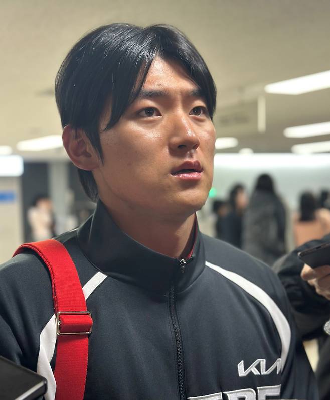 KIA 김도영이 23일 김포공항에서 취재진과 인터뷰를 하고 있다. 김포공항=이형석 기자&nbsp;