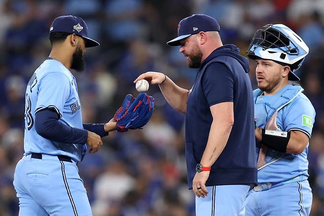 <yonhap photo-2124=""> TORONTO, ONTARIO - OCTOBER 31: John Schneider #14 of the Toronto Blue Jays hands the ball to Seranthony Dom?nguez #48 during the eighth inning against the Los Angeles Dodgers in game six of the 2025 World Series at Rogers Center on October 31, 2025 in Toronto, Ontario. Emilee Chinn/Getty Images/AFP (Photo by Emilee Chinn / GETTY IMAGES NORTH AMERICA / Getty Images via AFP)/2025-11-01 11:44:21/ <저작권자 ⓒ 1980~2025 ㈜연합뉴스. 무단 전재 재배포 금지, AI 학습 및 활용 금지></yonhap>