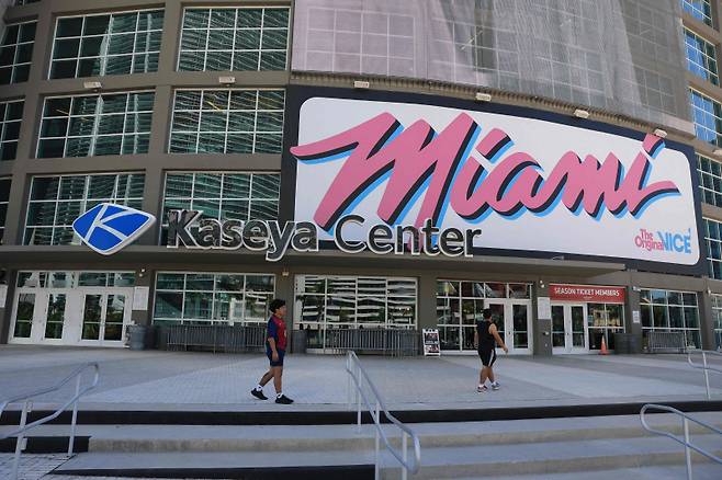 <yonhap photo-0762=""> MIAMI, FLORIDA - OCTOBER 23: People walk past the entrance to the Kaseya Center, where the NBA Miami Heat team plays on October 23, 2025, in Miami, Florida. Today, FBI Director Kash Patel announced an investigation that has led to the arrest of about 30 people, including Miami Heat guard Terry Rozier, in relation to an allegedly illegal gambling scheme. Joe Raedle/Getty Images/AFP (Photo by JOE RAEDLE / GETTY IMAGES NORTH AMERICA / Getty Images via AFP)/2025-10-24 02:03:52/ <저작권자 ⓒ 1980~2025 ㈜연합뉴스. 무단 전재 재배포 금지, AI 학습 및 활용 금지></yonhap>