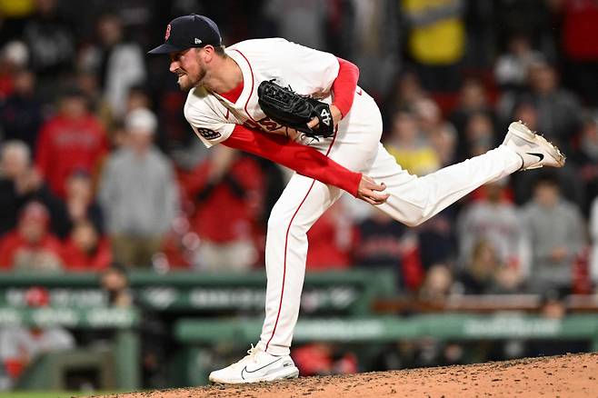 <yonhap photo-3727=""> BOSTON, MASSACHUSETTS - APRIL 06: Cooper Criswell #64 of the Boston Red Sox pitches against the St. Louis Cardinals during the ninth inning at Fenway Park on April 06, 2025 in Boston, Massachusetts. Brian Fluharty/Getty Images/AFP (Photo by Brian Fluharty / GETTY IMAGES NORTH AMERICA / Getty Images via AFP)/2025-04-07 11:38:51/ <저작권자 ⓒ 1980~2025 ㈜연합뉴스. 무단 전재 재배포 금지, AI 학습 및 활용 금지></yonhap>