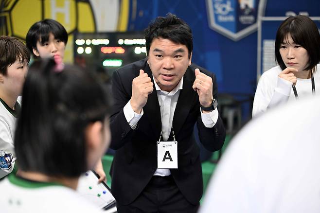 24일 광주 빛고을체육관에서 열린 신한 SOL뱅크 2025~26 핸드볼 H리그 여자부 경기에서 작전 지시를 하는 신창호 감독. 한국핸드볼연맹 제공