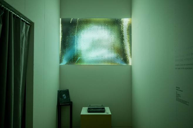 임형섭 作 ‘청각적 풍경’ (2024). 테이블과 영상으로 구성한 작품. 소리는 재생되지만, 이미지를 설명하지는 않는다.