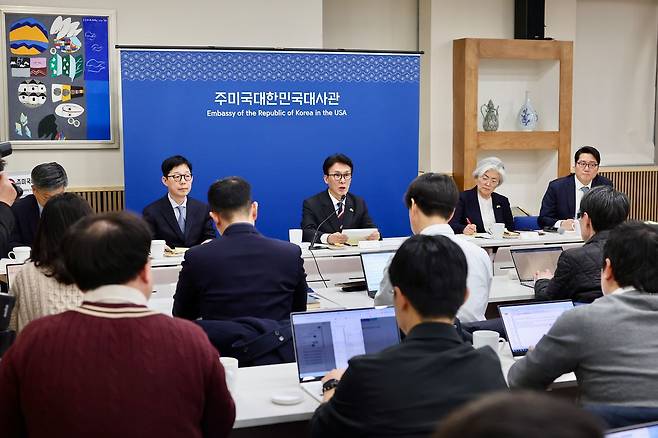 김민석 국무총리가 23일(현지시간) 미국 워싱턴DC 주미한국대사관에서 특파원 간담회를 하고 있다. 총리실