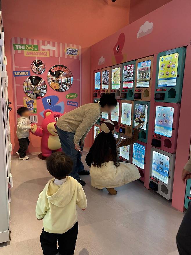 인형뽑기방은 가족 단위부터 연인, 친구까지 부담 없이 즐길 수 있는 놀이 공간으로 자리 잡았지만, 그 폐해도 곳곳에서 목격된다. 박가남 인턴기자