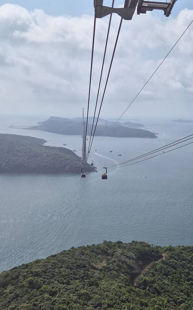 약 7.9㎞의 세계 최장 해상 케이블카. 이창균 기자