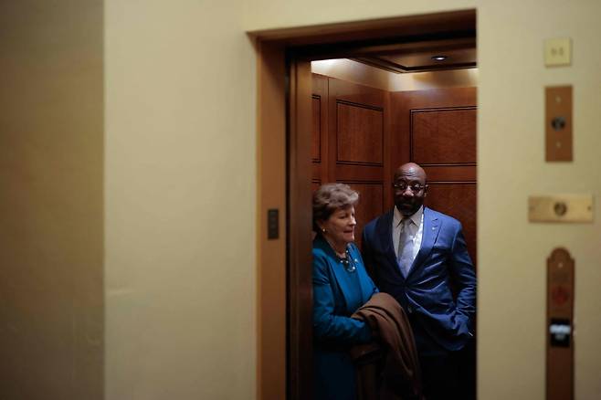 지난 14일 미국 워싱턴 D.C.의 국회의사당에서 의원들이 엘리베이터를 타고 있다. AFP연합뉴스