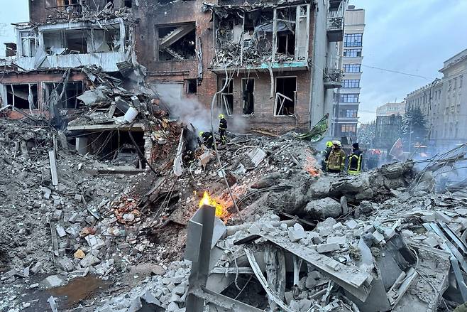 1월 2일 우크라이나 하르키우에서 러시아의 우크라이나 공격이 이어지는 가운데 러시아 공습을 받아 파손된 아파트 건물 현장에서 구조대원들이 작업을 하고 있다. 사진= 연합뉴스