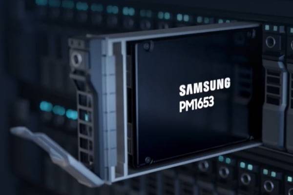 삼성전자의 서버용 SSD. AI 시대 개막에도 빛을 못봤던 낸드플래시와 SSD 가격이 올 1분기 급증할 것이라는 전망도 곳곳에서 나옵니다. 사진제공=삼성전자