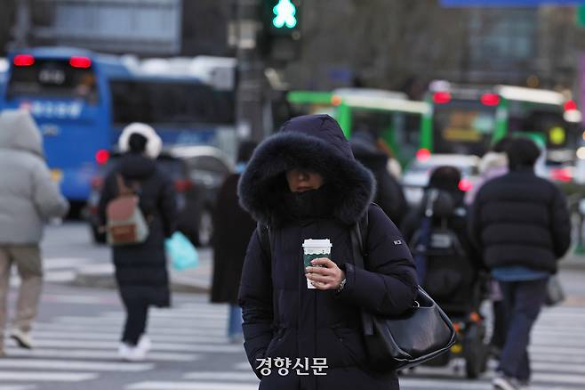 서울 중구 세종대로에서 시민들이 추위를 뚫고 출근하고 있다. 정효진 기자