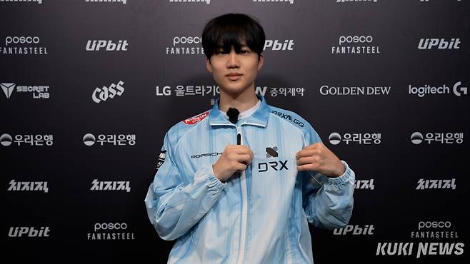 ‘윌러’ 김정현이 &nbsp;23일 서울 종로구 치지직 롤파크 LCK 아레나에서 열린 ‘2026 LCK컵’ 그룹 배틀 농심 레드포스와의 경기가 끝난 후 쿠키뉴스와 인터뷰를 하고 있다. 쿠키뉴스