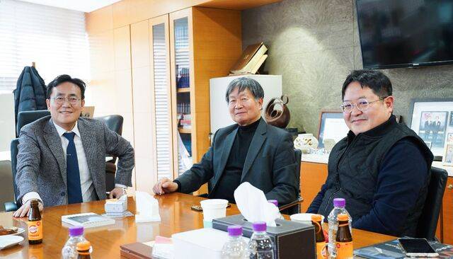 이인호 더사랑의교회 목사와 최동규 서인건축 대표, 최유철 본부장(왼쪽부터)이 지난 14일 교회 목양실에서 인터뷰하고 있다.