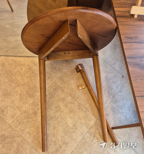 수원시의 한 무인카페 내 의자가 청소년들의 장난으로 부서져 있다. 수원시 매장 점주 제공