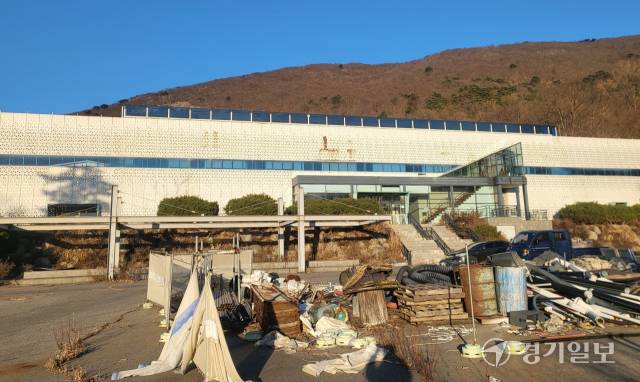 폐허로 방치되고 있는 AK(용궁)온천 건물. 조향래기자