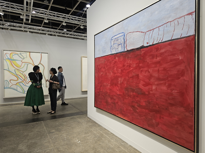 하우저앤워스 갤러리를 통해 ‘아트바젤 홍콩 2024’에 출품됐던 고가 작품들. 필립 거스턴의 ‘The Desire’(1978·오른쪽)은 850만달러, 왼쪽 뒤로 보이는 윌렘 드 쿠닝의 ‘Untitled III’(1986)은 900만달러에 판매됐다. 송경은 기자