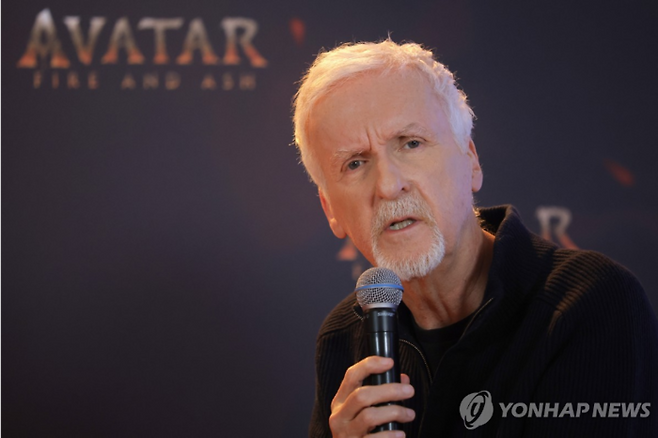 ‘아바타’ 시리즈와 ‘타이타닉’ 등을 만든 할리우드 유명감독 제임스 캐머런(71)이 미국을 떠나 뉴질랜드로 이주한 이유를 밝혔다. [연합뉴스]