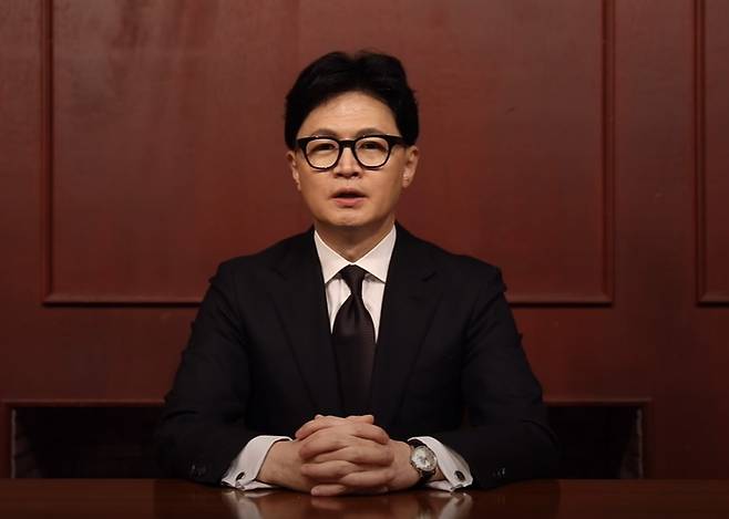 국민의힘 한동훈 전 대표가 지난 18일 페이스북에 자신에 대한 당의 징계 추진과 관련한 입장을 밝히는 영상을 올렸다. 한 전 대표는 “상황이 여기까지 오게 된 것에 대해서 국민 여러분과 당원들께 걱정을 끼쳐드린 점에 대해 당을 이끌던 책임 있는 정치인으로서 송구한 마음”이라고 밝혔다. [한동훈 페이스북 영상 캡처]