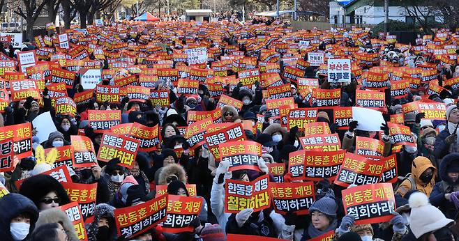 24일 서울 여의도에서 열린 한동훈 전 국민의힘 대표 지지자 집회에서 참석자들이 피켓을 들고 구호를 외치고 있다. [연합뉴스]
