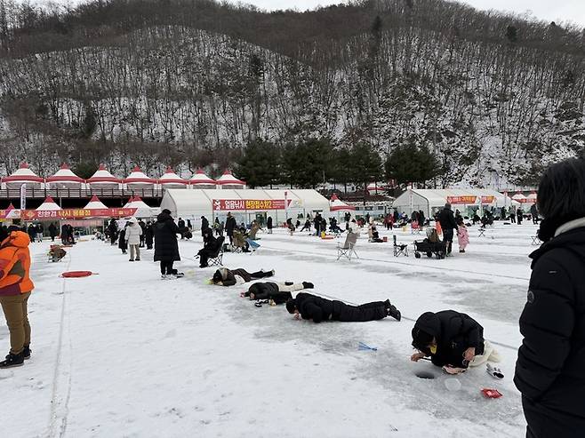 누워서 낚시를 하고 있는 방문객들 / 사진= 문서연 여행+ 기자