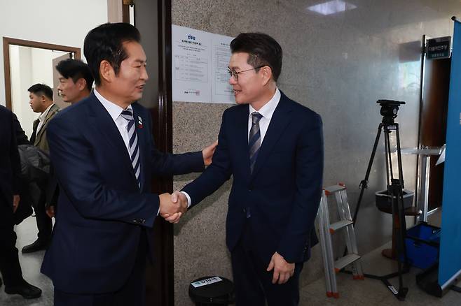 정원오 성동구청장이 지난달 18일 국회에서 정청래 더불어민주당 대표와 면담을 마친 뒤 악수하고 있다. [연합뉴스]