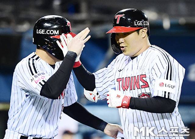2025년 10월 27일 오후 잠실구장에서 ‘2025 신한 SOL Bank KBO 포스트시즌’ 한화 이글스와 LG 트윈스의 한국시리즈(7전 4선승제) 2차전이 열렸다. 8회말 2사 1루에서 LG 문보경이 좌월 투런홈런을 치고 기뻐하고 있다. 사진=김영구 기자