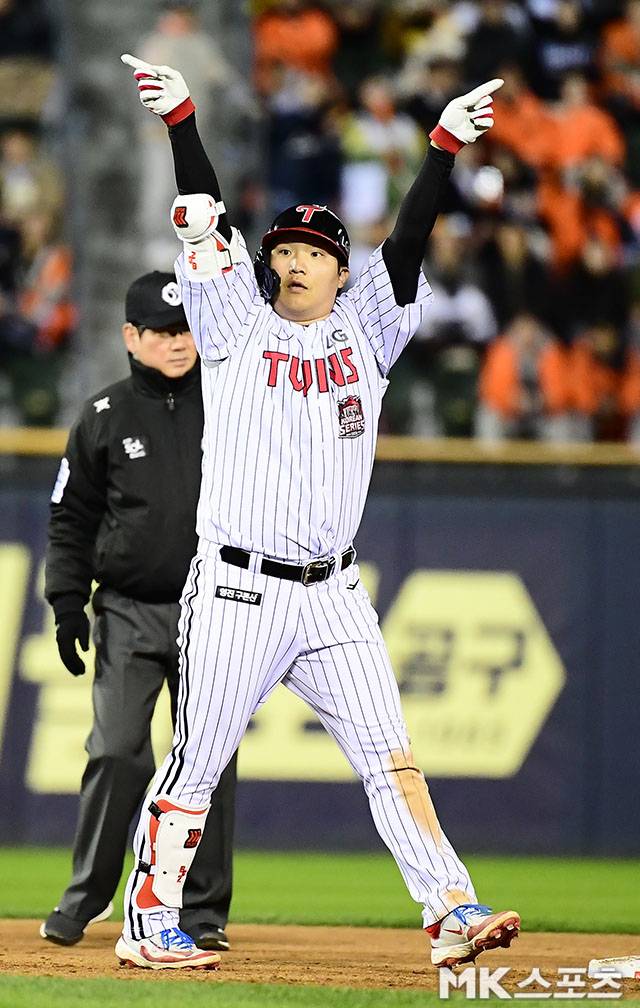 2025년 10월 27일 오후 잠실구장에서 ‘2025 신한 SOL Bank KBO 포스트시즌’ 한화 이글스와 LG 트윈스의 한국시리즈(7전 4선승제) 2차전이 열렸다. 4회말 2사 만루에서 LG 문보경이 3타점 2루타를 치고 진루하고 있다. 사진=김영구 기자