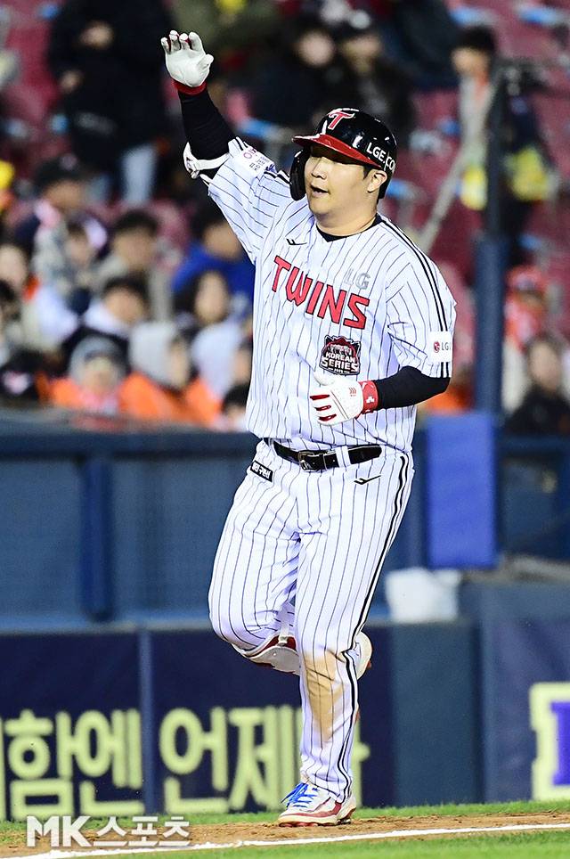 2025년 10월 27일 오후 잠실구장에서 ‘2025 신한 SOL Bank KBO 포스트시즌’ 한화 이글스와 LG 트윈스의 한국시리즈(7전 4선승제) 2차전이 열렸다. 8회말 2사 1루에서 LG 문보경이 좌월 투런홈런을 치고 그라운드를 돌고 있다. 사진=김영구 기자