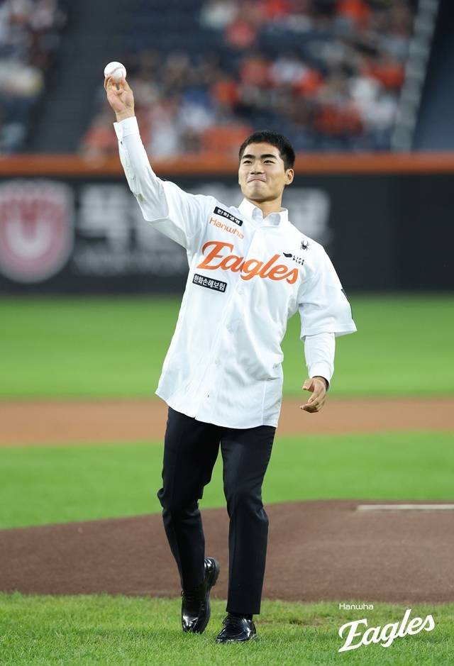 지난해 한화 경기에서 시구를 하고 있는 오재원. 사진=한화 제공