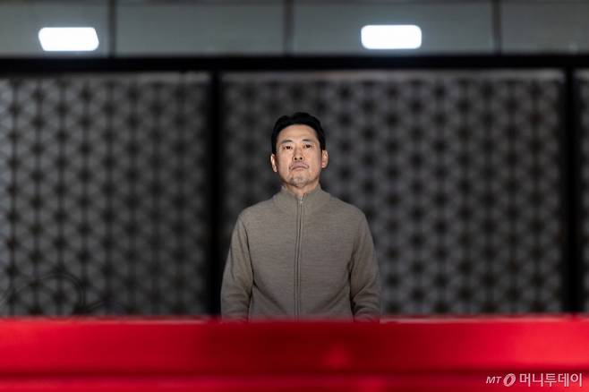 (서울=뉴스1) 이승배 기자 = 더불어민주당의 통일교 및 공천뇌물 특검 수용을 촉구하며 6일째 단식을 이어가고 있는 장동혁 국민의힘 대표가 20일 서울 여의도 국회 로텐더홀에서 창문을 바라보고 있다. 2026.1.20/뉴스1  Copyright (C) 뉴스1. All rights reserved. 무단 전재 및 재배포,  AI학습 이용 금지. /사진=(서울=뉴스1) 이승배 기자