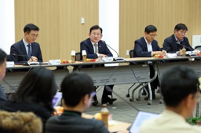 이승돈 농진청장은 22일 열린 기자간담회에서 질의응답을 하고 있다. /사진=공동취재단